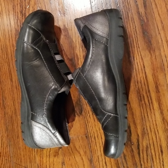 Earth Origins Leather slip-ons - Picture 3 of 10